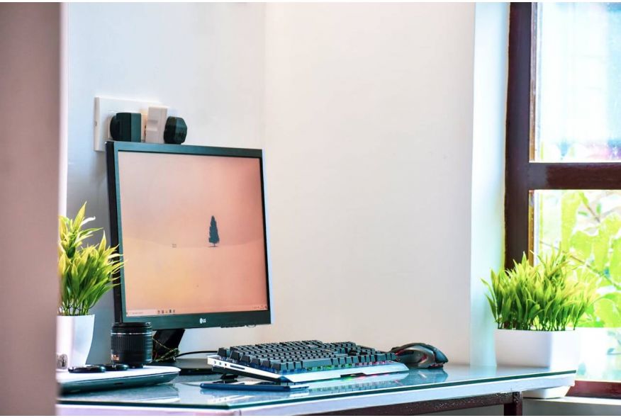 Imagem de How to Choose a Voltage Stabilizer or UPS for Your PC